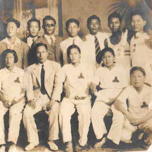 김점석 고향 선수단과 함께(1947년)(2).jpg